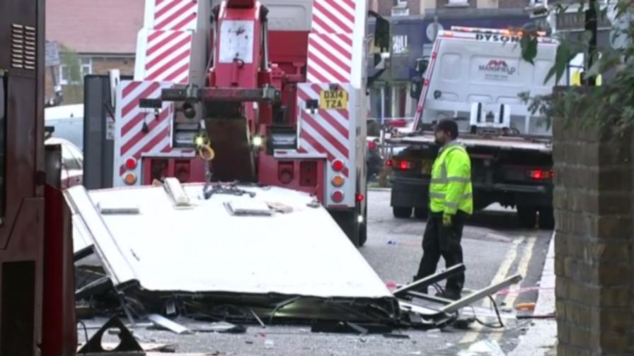 Двуетажен автобус се удари в мост, десетки ранени в Лондон