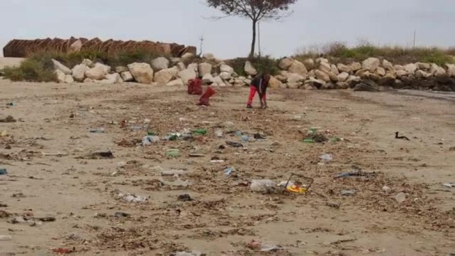 Морето изхвърли тонове боклук на варненския плаж