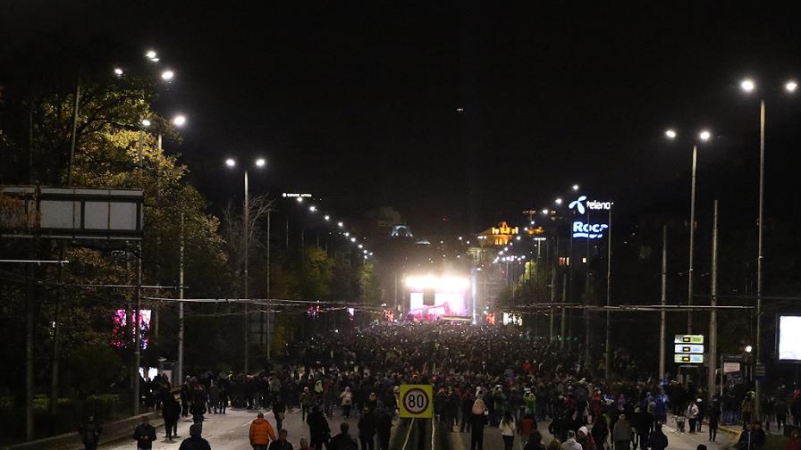 Хиляди скандираха и играха хоро на концерта на Слави