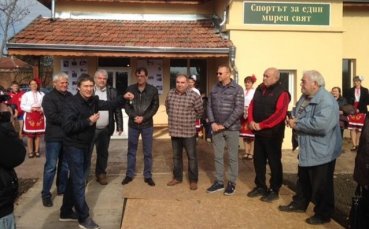 Валентин Йорданов откри зала в родното си село