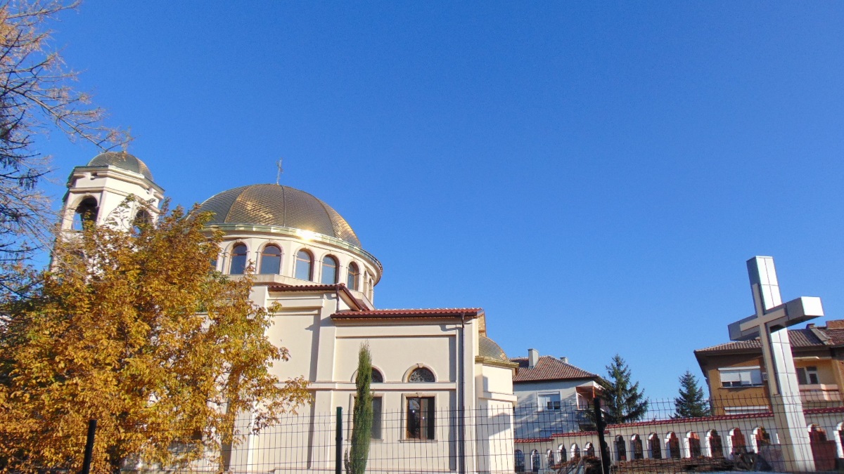 Вдъхновена от един сън преди повече от 20 години, днес бе открита построената изцяло с дарения най- нова и голяма църква в Асеновград "Св. Архангел Михаил"