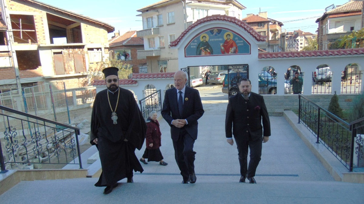Вдъхновена от един сън преди повече от 20 години, днес бе открита построената изцяло с дарения най- нова и голяма църква в Асеновград "Св. Архангел Михаил"