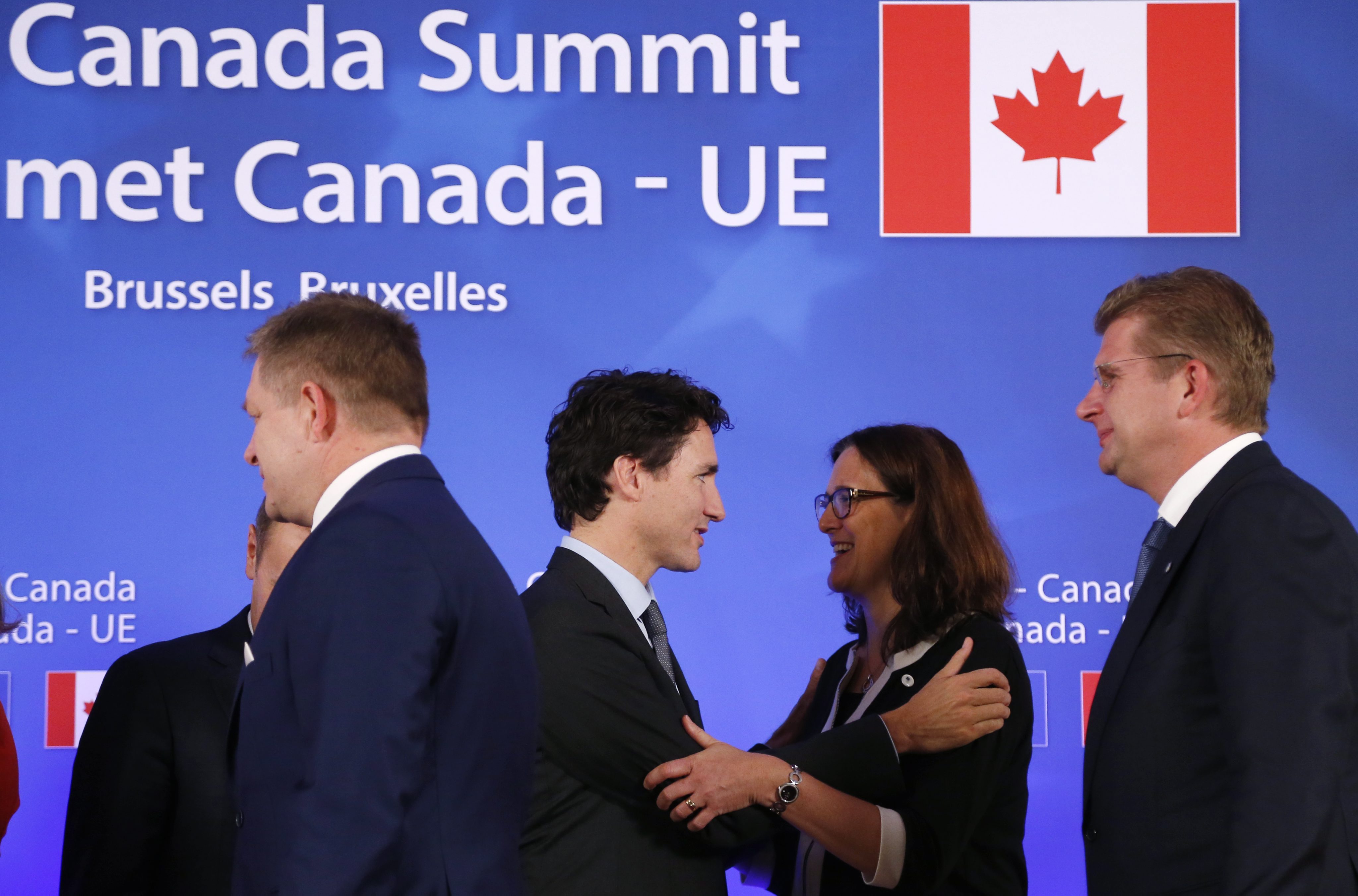 Канадският премиер Джъстин Трюдо и европейски лидери подписаха споразумението за свободна търговия Всеобхватното икономическо и търговско споразумение (СЕТА). Договорът идва след повече от седем години на преговори между Брюксел и Отава.
По време на церемония в Брюксел Джъстин Трюдо, председателят на Европейския съвет Доналд Туск, председателят на Европейската комисия Жан-Клод Юнкер и словашкият премиер Роберт Фицо, чиято държава държи ротационното председателство на Съвета на ЕС, подписаха споразумението.