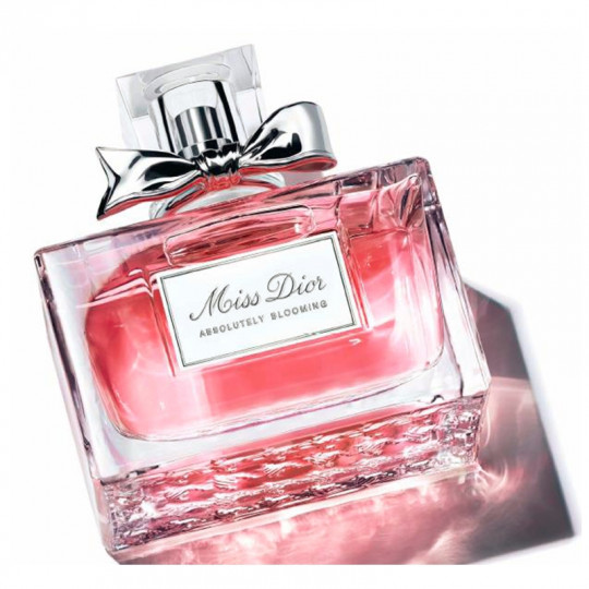 Miss Dior Absolutely Blooming от Dior: Лоялен към духа на Blooming Bouquet, Франсоа Демаши създаде композиция с моментално въздействие, което е безспорно привлекателно. Първоначалните нотки са акорди на червен плод, малина, нар, касис, подсилени от подправъчните закачливи трели на розов пипер, привличащ сетивата. Ароматът блика от бутилката, привлича, радостен и щастлив, като създава желание, на което никой не може да устои. Абсолю от величествената роза от Грас разгръща чувствените си акорди. Роза сентифолия, именувана на своите 100 листа, излъчва своите медени и пиперливи нотки. В перфектна хармония с красотата на одухотворената роза дамасена, изящният май е тържествуващ. Двойката рози стига по-далеч, прегръщайки лъчезарните акорди на божур. Поддържан от основа от бял мускус, който обгръща цялата композиция и достига дори до плодовите връхни нотки, Miss Dior Absolutely Blooming е последователно свеж аромат.