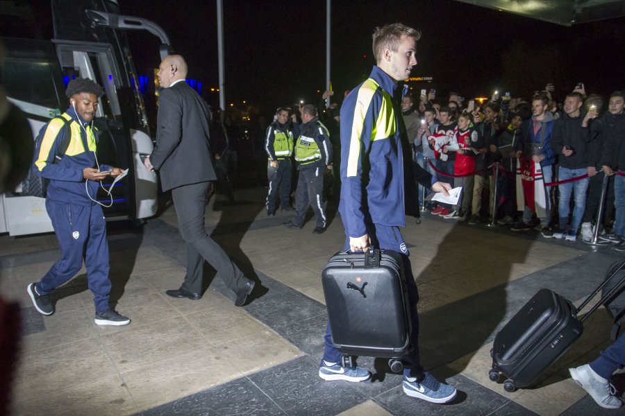 Пристигането на футболистите на Арсенал в хотела им в София1
