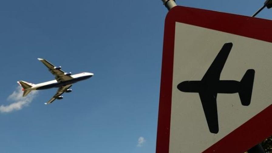 Летище "Лутън" в Лондон остава затворено заради пожар