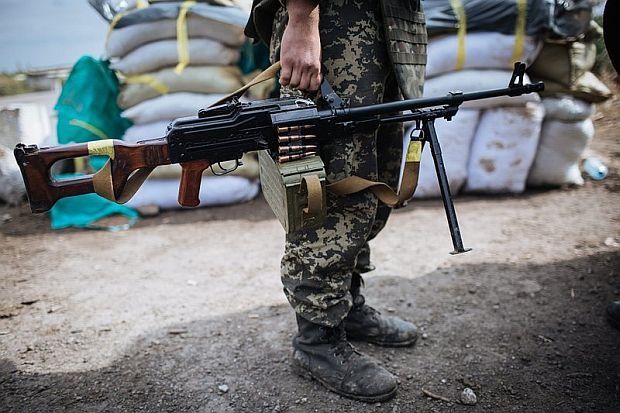 Руски войници завързват полуголи дезертьори за дърво (СНИМКИ)