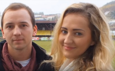Футболист поиска ръката на съдийка още на терена
