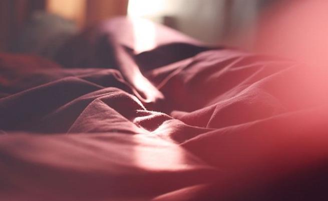 Експерти: Ето колко често трябва да сменяте спалното си бельо