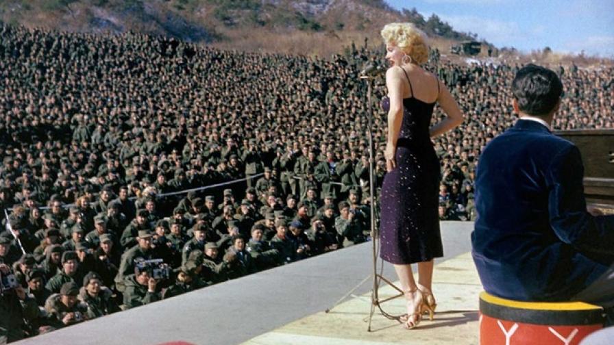 Мерилин Монро забавлява американски военни в Корея