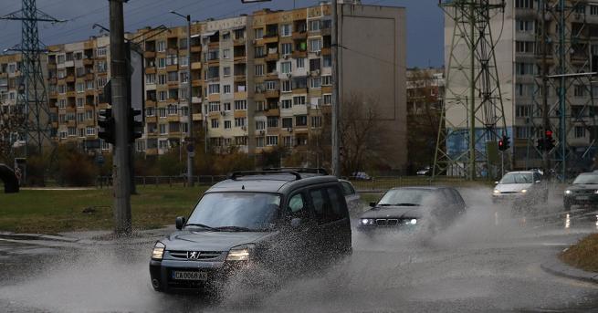 Сериозни щети нанесе вчерашната буря в София Равносметката е над