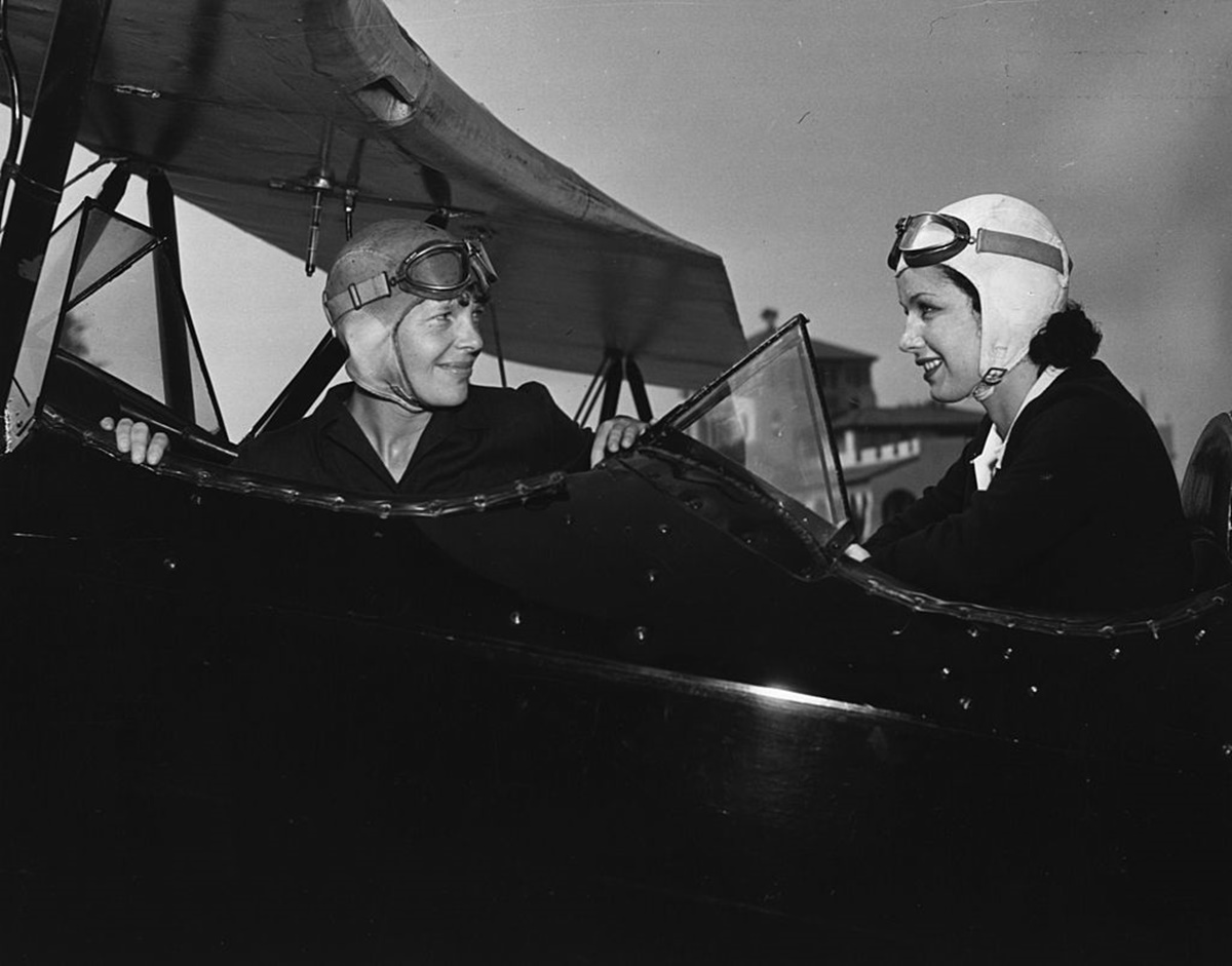 Авиаторката дава уроци по пилотиране на изгряващата звезда на "Уорнър Брос." за филма "Ceiling Zero".