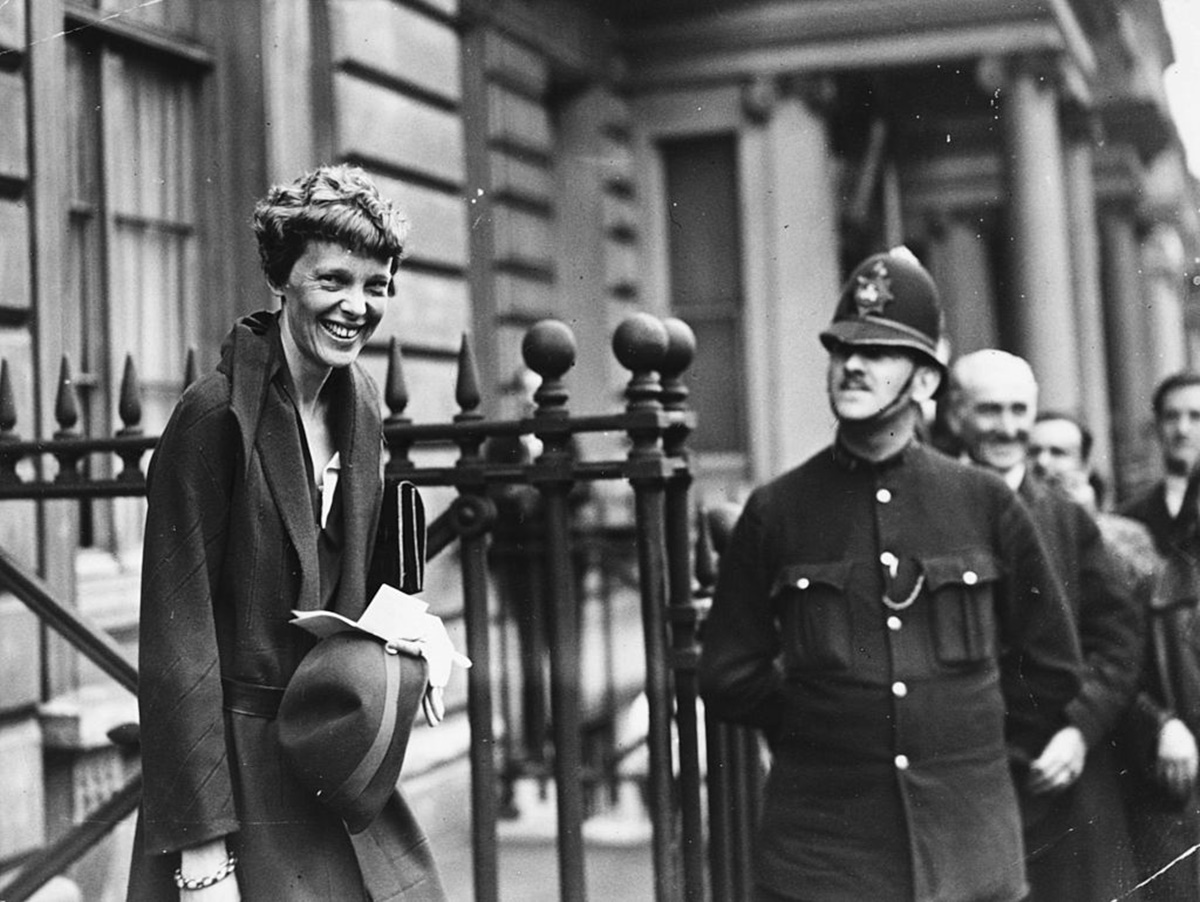 Авиаторката се усмихва, излизайки от американското посолство в Лондон.