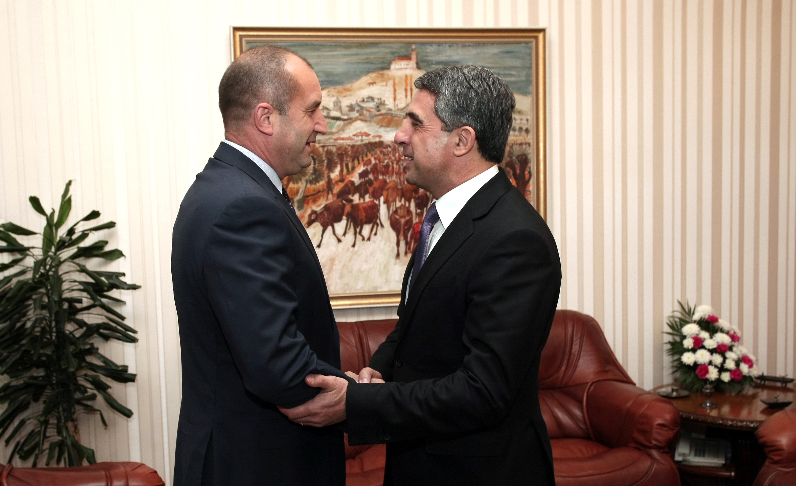 Настоящият президент на България Росен Плевнелиев и новоизбраният държавен глава Румен Радев се срещнаха на "Дондуков" 2