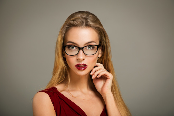 <p><strong>8. Очила.</strong> Има нещо, свързано с очилата, което привлича мъжете като магнит. Мръснишкият поглед през черните тънки рамки може да подлуди всеки.</p>