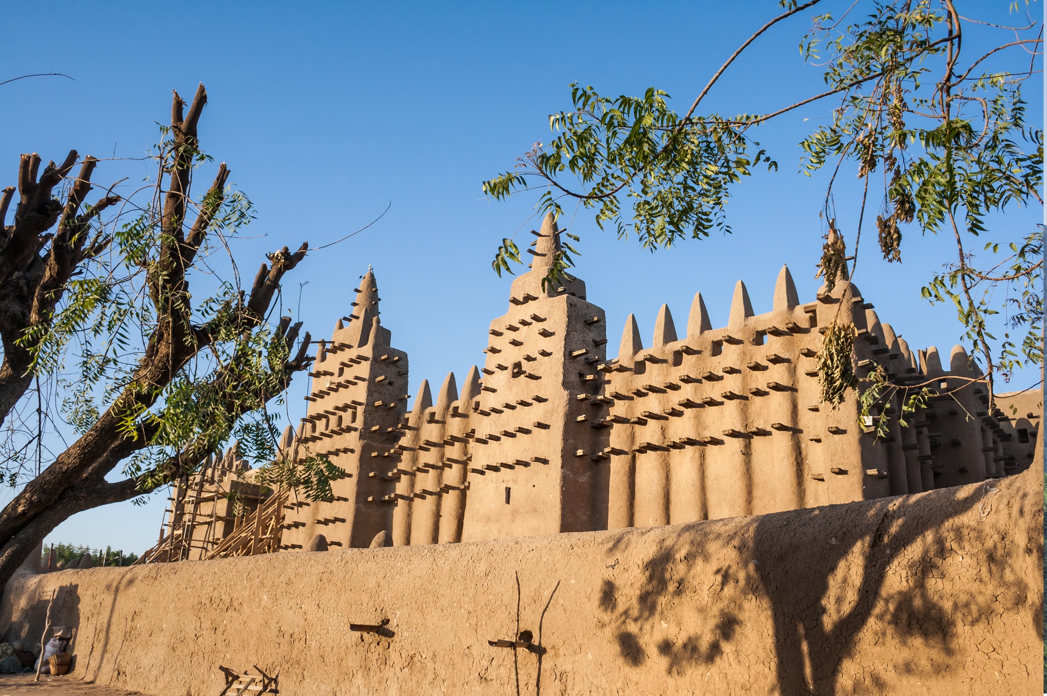 Голямата джамия в Джене (Мали) – в най-старият град в субсахарска Африка – Джене, ще намерите монументална джамия, построена от кирпич от догоните. Това са африкански хора, които използват кал така, както древните римляни използвали мрамор. Всяка пролет местните зидари поддържат джамията чрез полагане на нов слой кал.