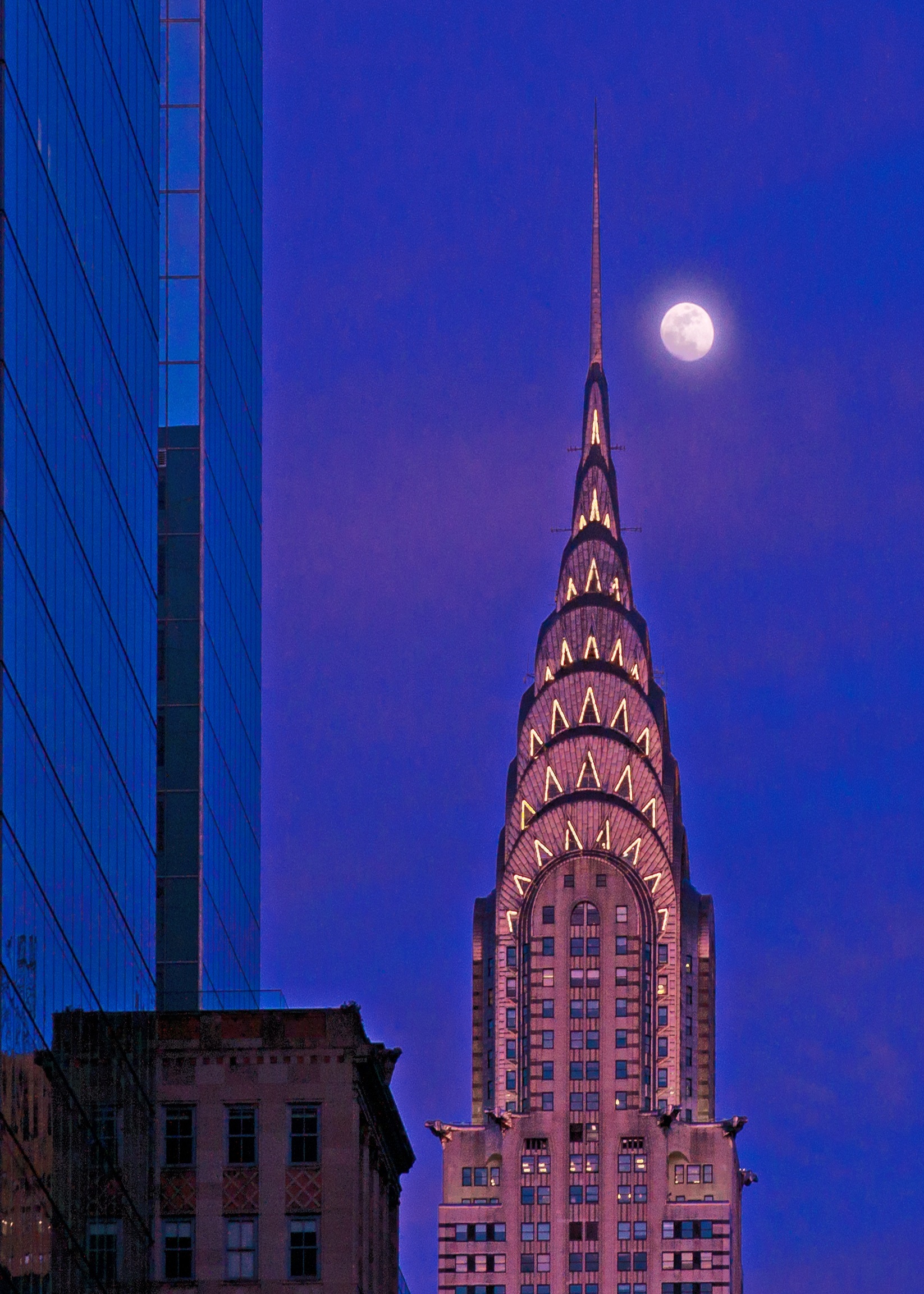 Крайслер Билдинг (Ню Йорк, САЩ) – проектиран от архитекта Уилям ван Ален, лъскавият, фиигранен ар деко шпиц на Крайслер е най-незаменимото парче от хоризонта на Ню Йорк. Ден или нощ, короната на тази сграда, от неръждаема стомана, все още заслепява като нищо друго.