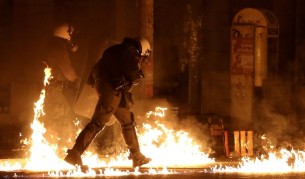 Бунт в Атина - гърци чупиха, палиха и нападаха полицаи