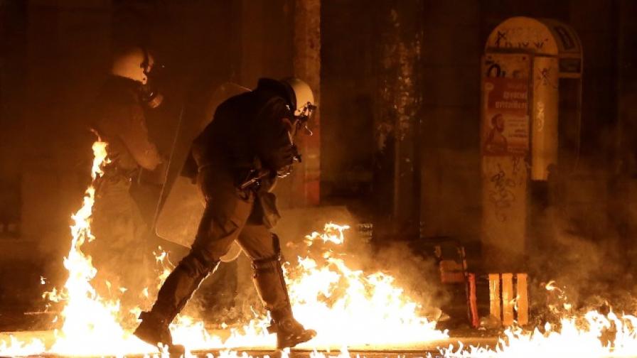 Бунт в Атина - гърци чупиха, палиха и нападаха полицаи