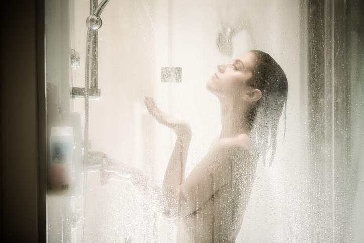 7 часа - Горещ душ - Възстановителният процес започва от сутринта. Въпреки че едва ли ще ви се става от топлата уютна постеля, е много важно да се събудите по това време и да си вземете душ. Така топлата вода и парата ще ви помогнат да прочистите дихателните си пътища.