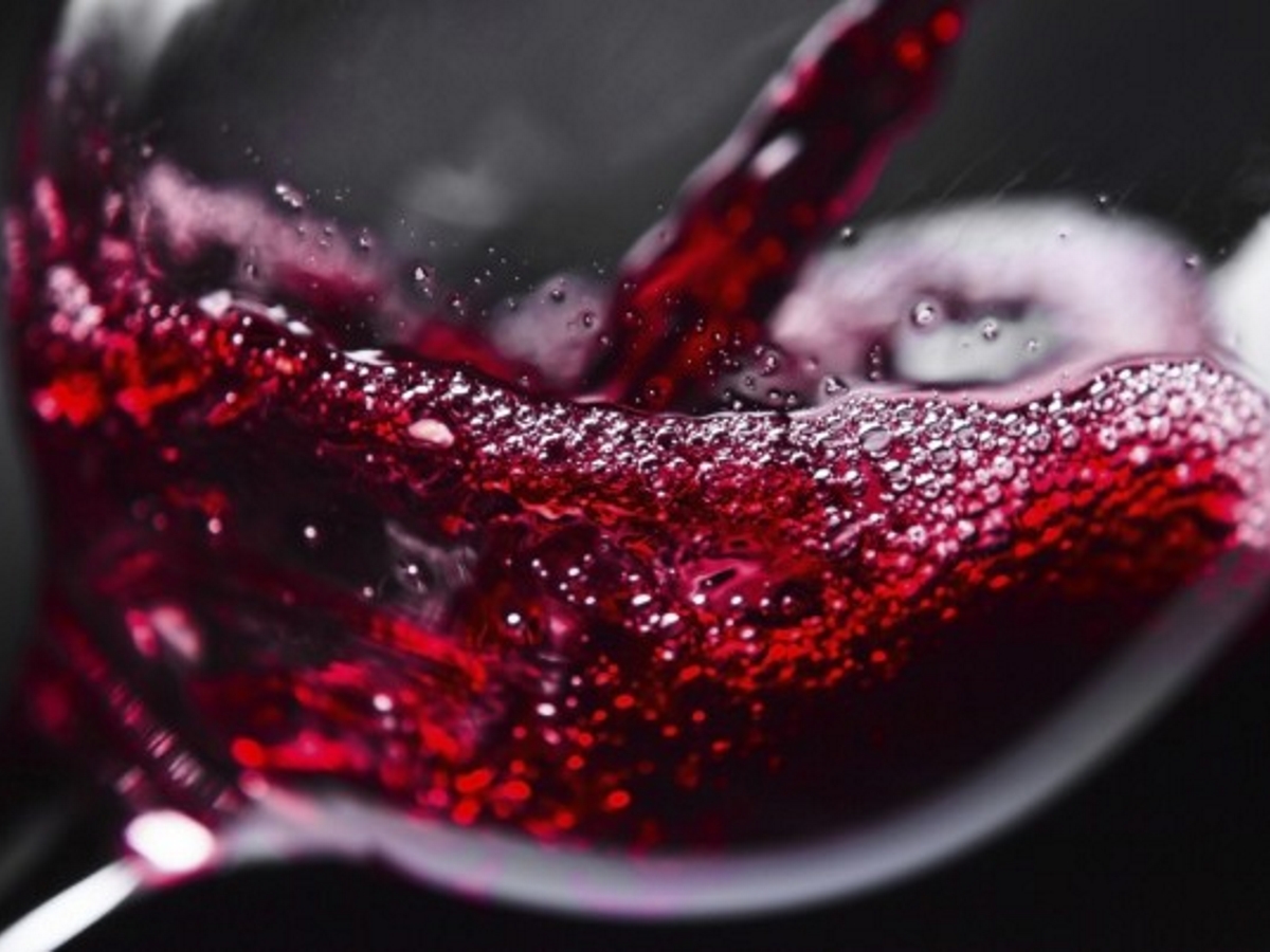 <br />
Завъртете чашата енергично. Така виното се разлива върху по-голяма повърхност и отделя повече аромати, над 75% от цялостната оценка на виното се дължи на носа<br />
 