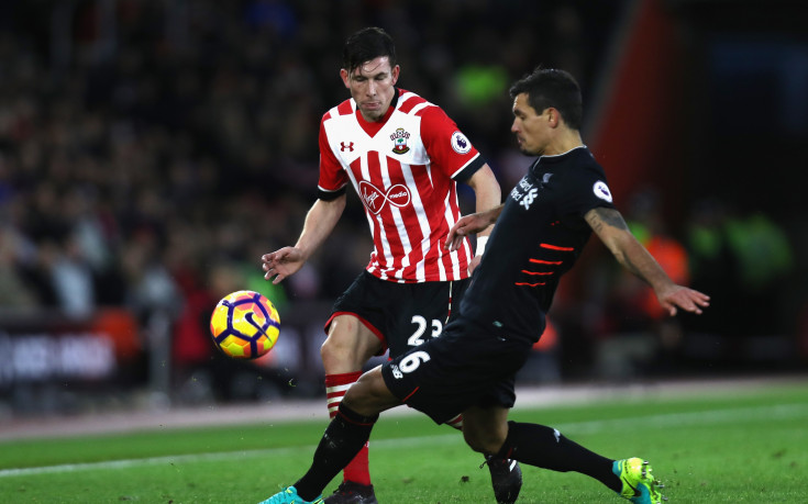 Ливърпул се хлъзна под дъжда на юг и е застигнат на върха