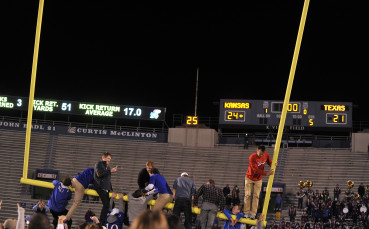 Фенове нахлуха на терена и събориха врата в НФЛ