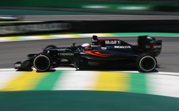 Макларън водил преговори с Apple