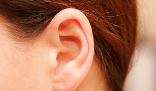 Учени: Не чистете ушите си с клечки, опасно е