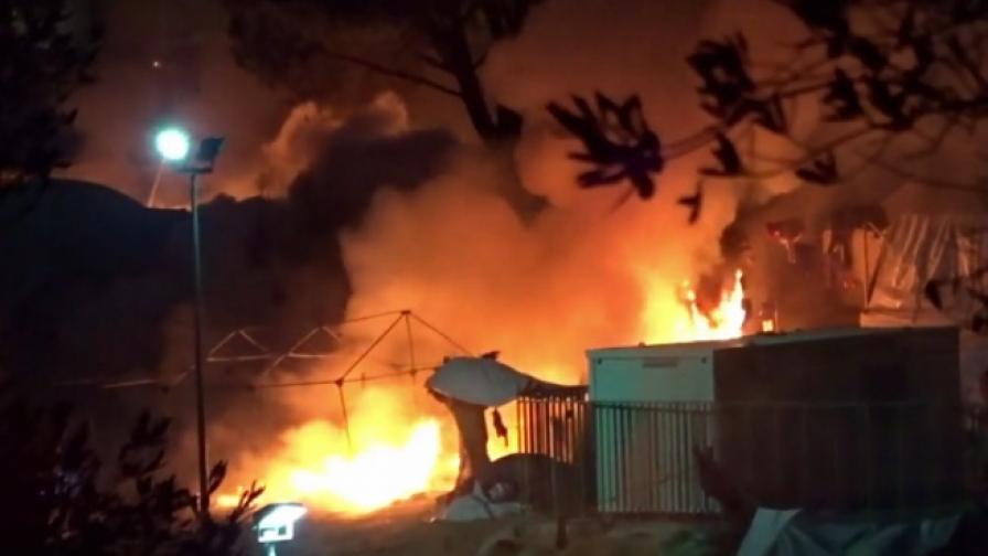 Майка и дете загинаха в пожар в бежански лагер в Гърция