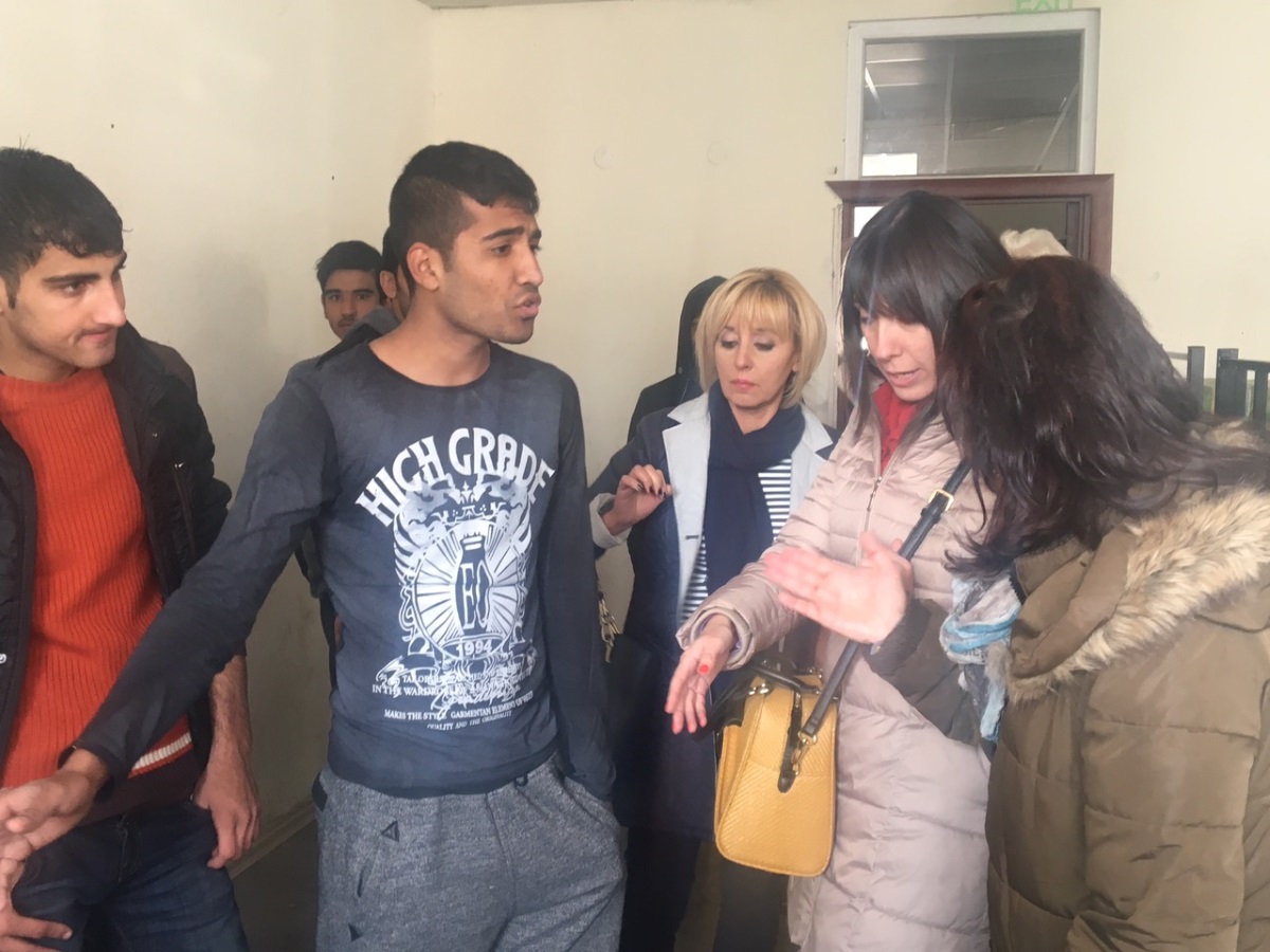 Омбудсманът Мая Манолова посети днес бежанския център в Харманли и разпространи снимки