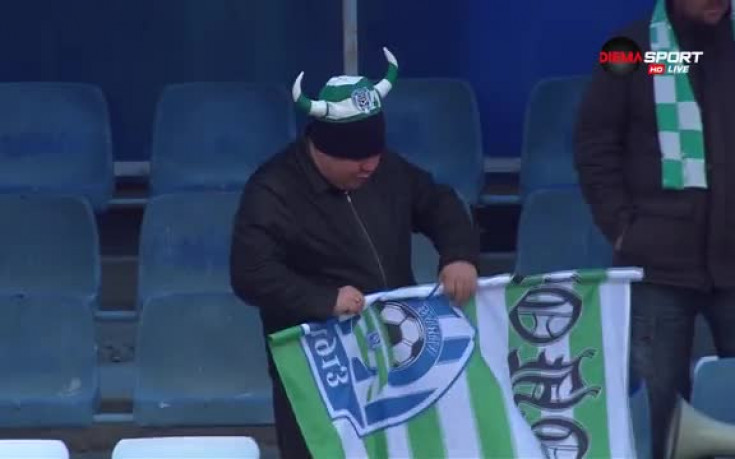 Колоритни фенове подкрепят Черно море в студа