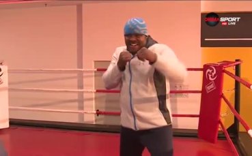 Питър флиртува с камерата на откритата си тренировка