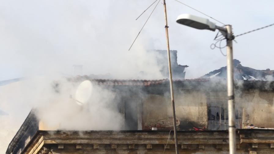Центърът на София в дим, лумна пожар в частна къща