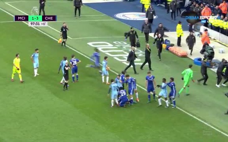 Фернандиньо хвана за гушата Фабрегас