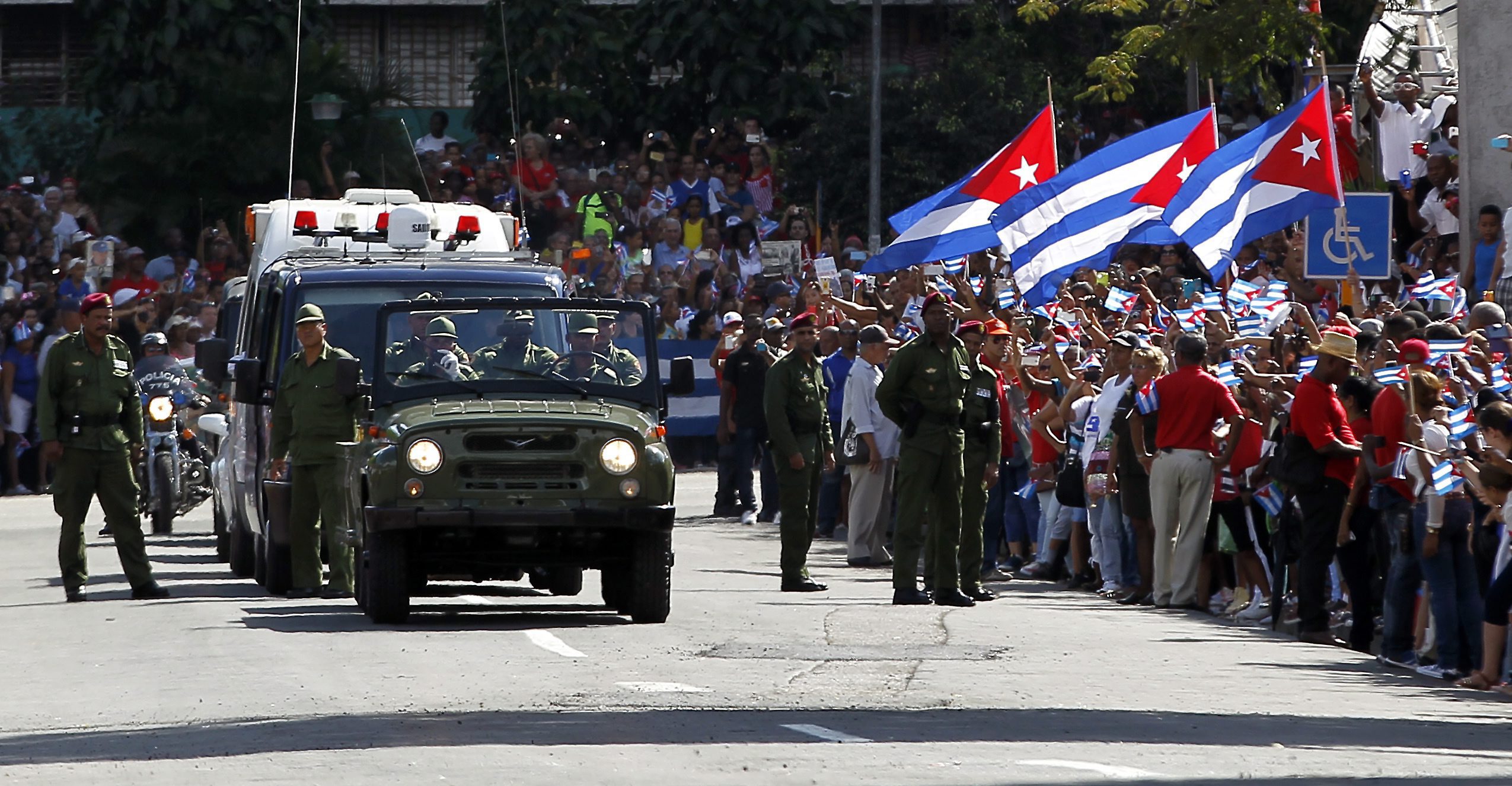Близо половин милион кубинци се събраха на главния площад в гр. Сантяго де Куба, за да се простят с Фидел Кастро. Траурната церемония водеше лидерът и брат на покойния Раул Кастро, който се закле да пази революцията след Фидел. За да отдадат почит към бащата на кубинската революция, пристигнаха редица лидери от Латинска Америка - венецуелският президент Николас Мадуро, никарагуанският Даниел Ортега, боливийският Ево Моралес и двамата бивши бразилски президенти Лула да Силва и Дилма Русеф.