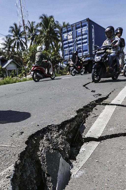 Най-малко 92-ма души са загинали и десетки са ранени след силно земетресение, което разтърси тази сутрин индонезийската провинция Ачех, в северната част на о-в Суматра
