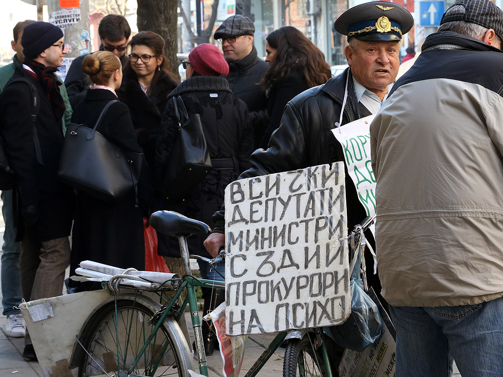 Съдии от Софийския районен съд излязоха на масов протест на улицата. Поводът за недоволството им е отказът на кадровиците в съдебната власт да вземат предвид свръхнатовареността на най-големия съд в страната