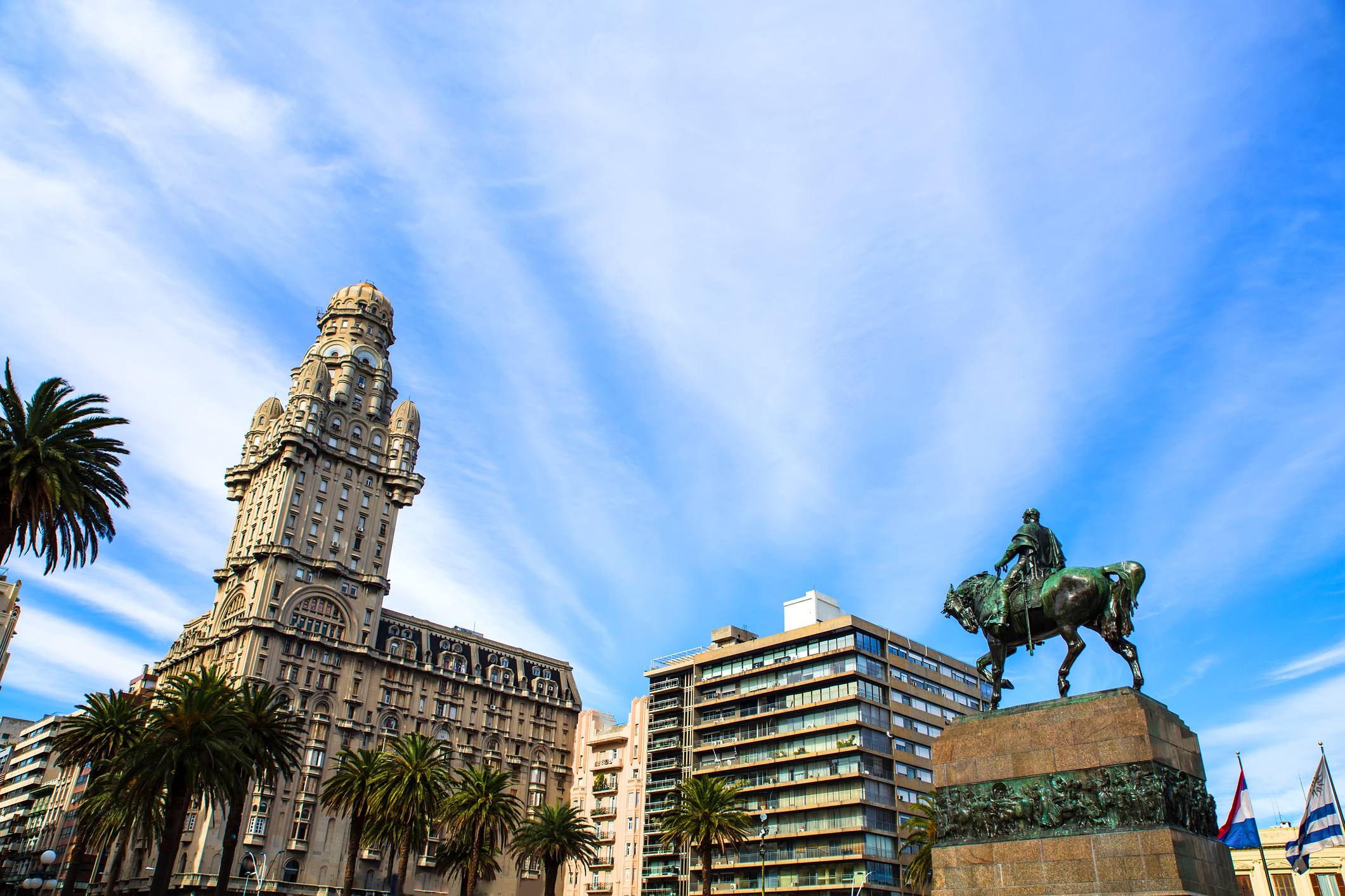 Монтевидео, красивият, далечният и вдъхновяващ град. Столица на Уругвай, той е най-големият град в страната и нейното главно пристанище. Градът е чудесен за всеки ценител на архитектурата. Тук може да видите огромно разнообразие от стилове. Тук може да видите едно от най-интересните здания, което се е превърнало в символ - Паласио Салво. Със своите 27 етажа, както и неповторимият силует, виждащ се още от пристанището, сградата дълго време е била най-високата в тази част на света. Прекрасната сграда, изградена по проект на архитект Марио Паланти, е завършена през 1925 г.