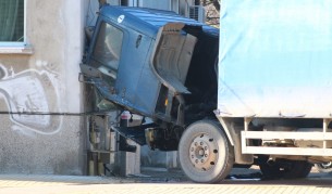 Камион се блъсна в табло за газ, отцепиха района