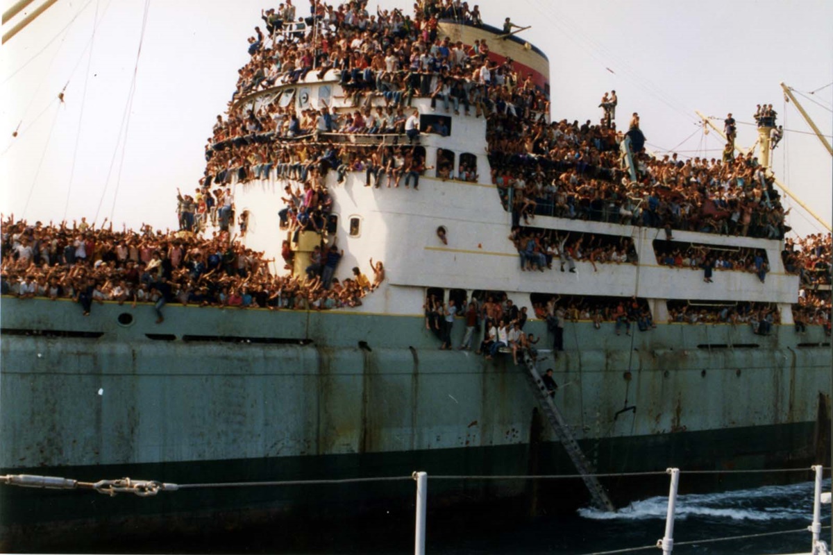 През 1991 г. товарният кораб Вльора се завръща от Куба, натоварен със захар. Главният двигател отказва и корабът спира на пристанището в Драч, за да разтовари и да бъде поправен.