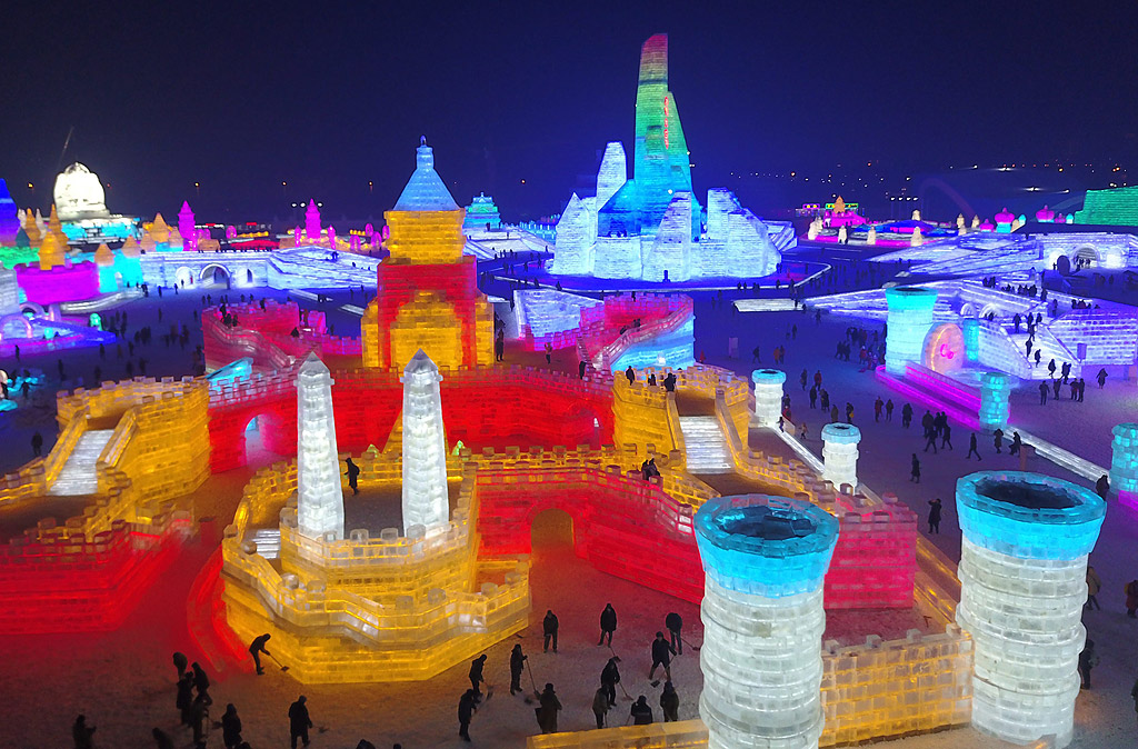 Хора обикалят между мащабни ледени скулптури в град Харбин, провинция Хъйлундзян, Китай. 33-тия Международен фестивал на снега и леда в Харбин ще започне на 5 януари 2017 и ще продължи около три месеца