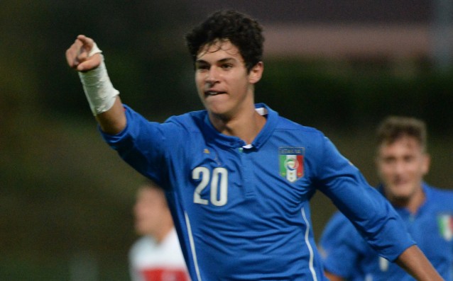 Мениджърът на Челси Антонио Конте е хвърлил около на младия