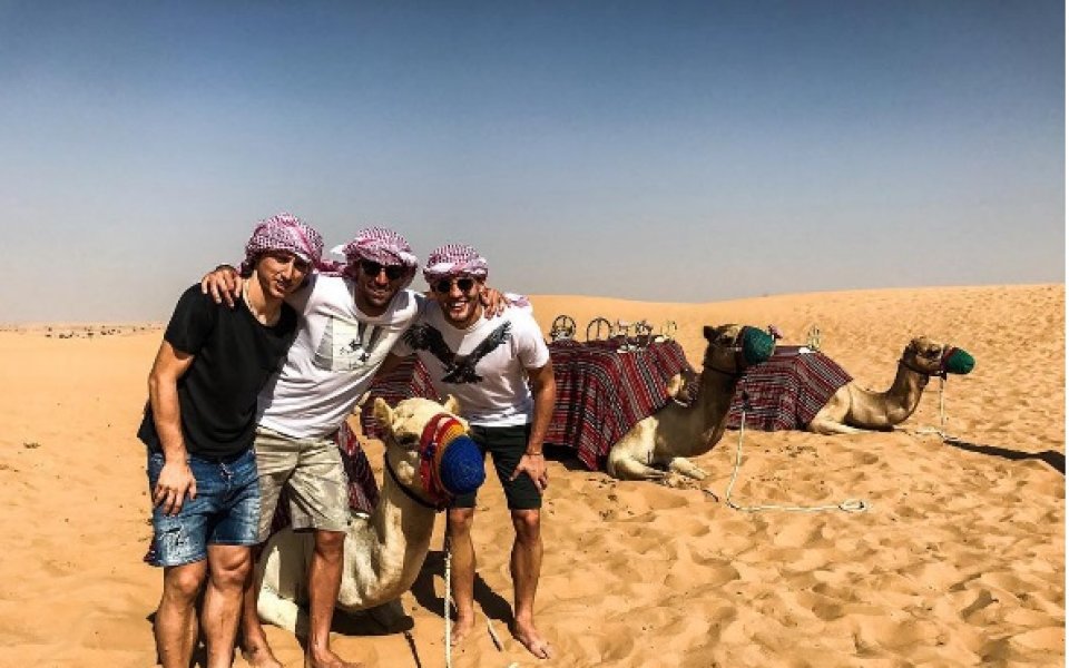 Хърватско дуо от Реал и кандидат за Барса карат ваканция с камили