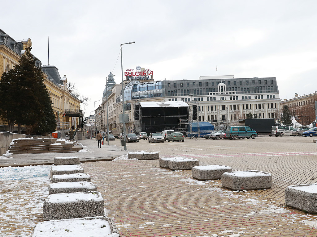 Извънредни мерки за сигурност в новогодишната нощ. Мерките за сигурност по време на концерта ще бъдат изключително строги, предупреждават от СДВР-София. В новогодишната нощ ще бъде забранено гражданите да носят обемисти предмети, бутилки с алкохол и пиротехника. Две редици с тежка автомобилна полицейска техника ще възпрепятстват злонамерено навлизане на други превозни средства. За сигурността на хората на площад "Княз Александър Батенберг" ще бъдат ангажирани множество цивилни полицейски служители. Това е основното мероприятие, на което СДВР обръща внимание, защото на място всяка година събират над 10 000 човека.