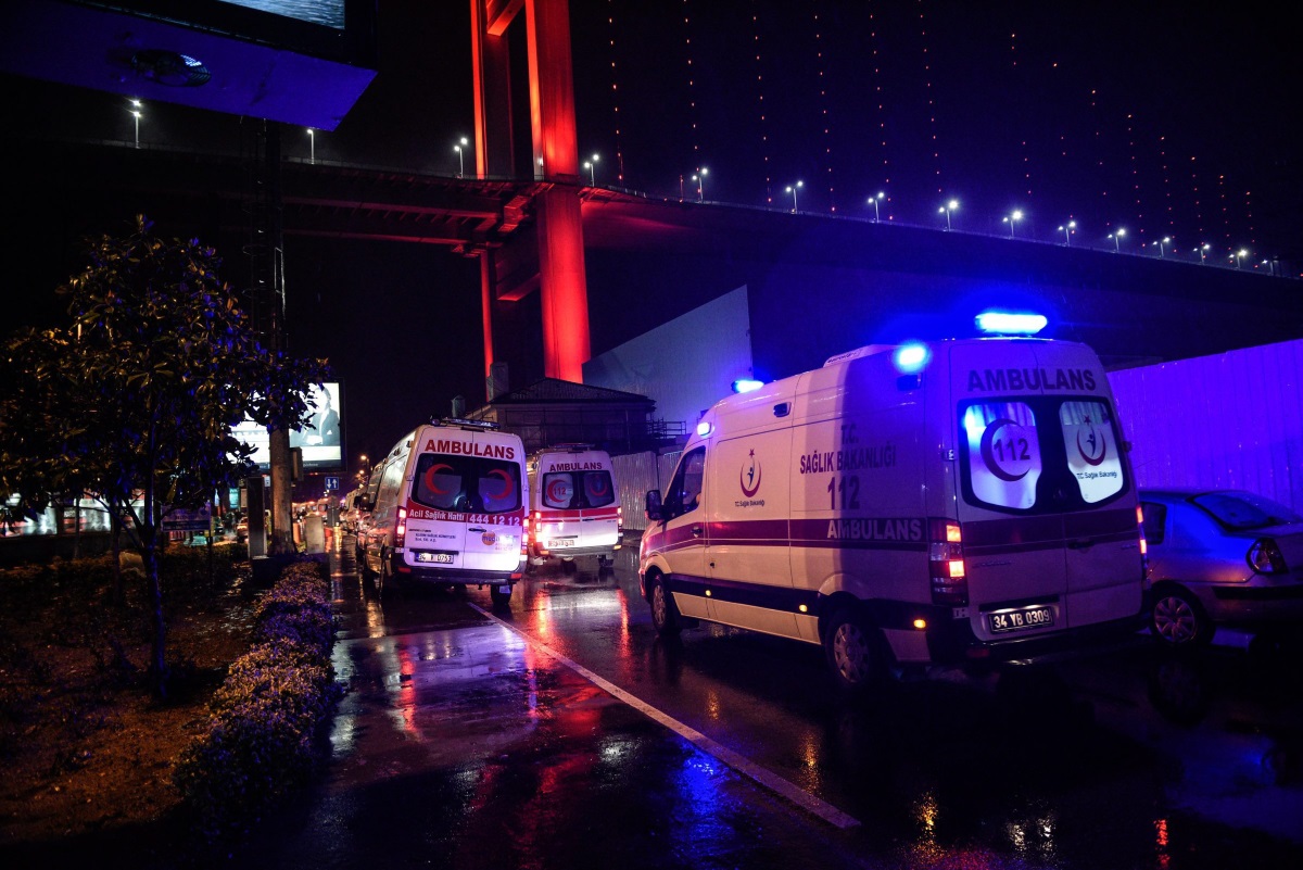 При въоръжено нападение в нощен клуб в Истанбул в новогодишната нощ загинаха 39 души, включително 16 чужденци, а броят на ранените е 69, от които четири са в тежко състояние. Атаката е била извършена от мъж, дегизиран като Дядо Коледа