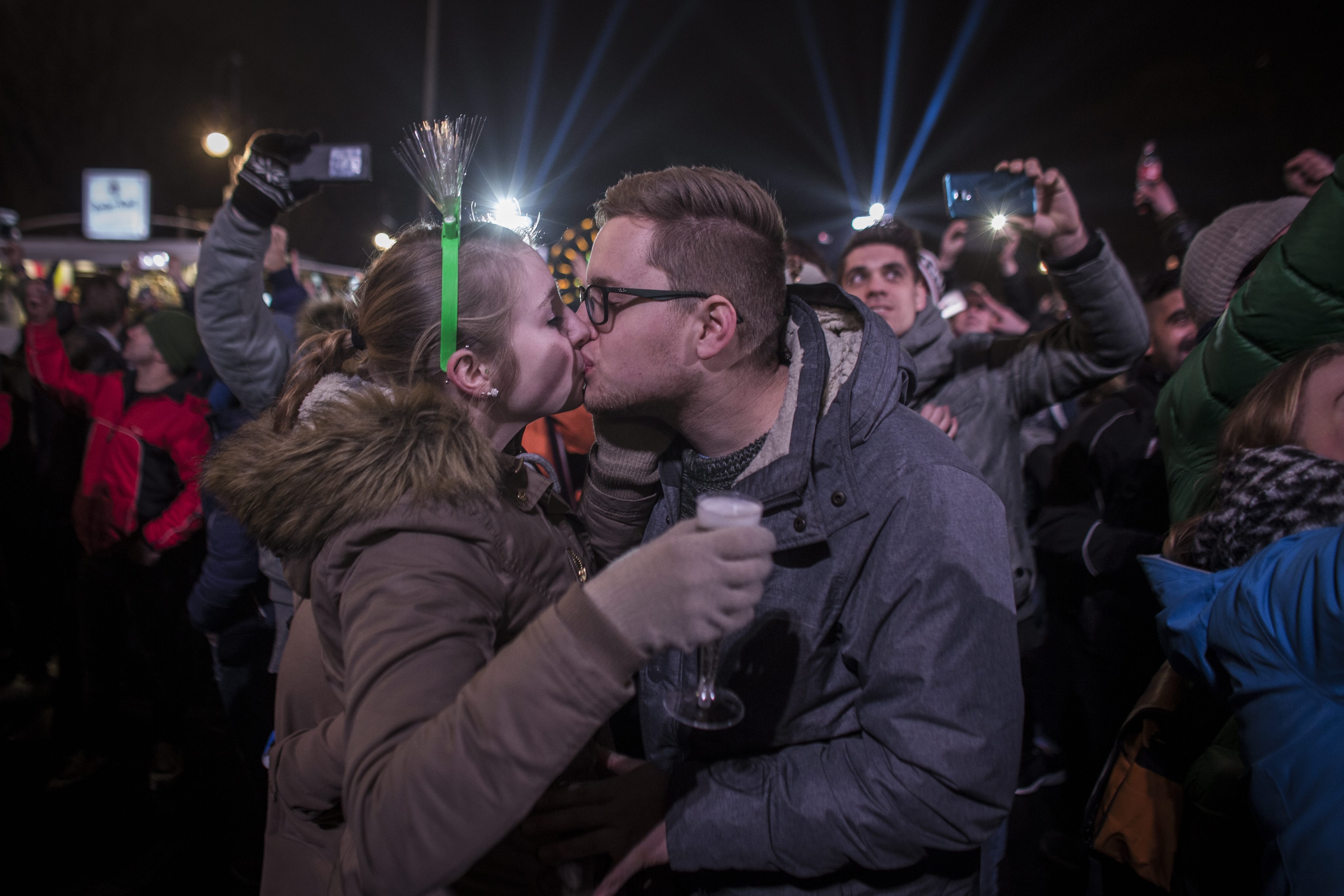 Хиляди се събраха пред Бранденбургската врата в Берлин, за да изпратят старата и посрещнат новата година. Празненството се проведе при засилени мерки за сигурност заради атаката срещу коледния базар в германската столица.
