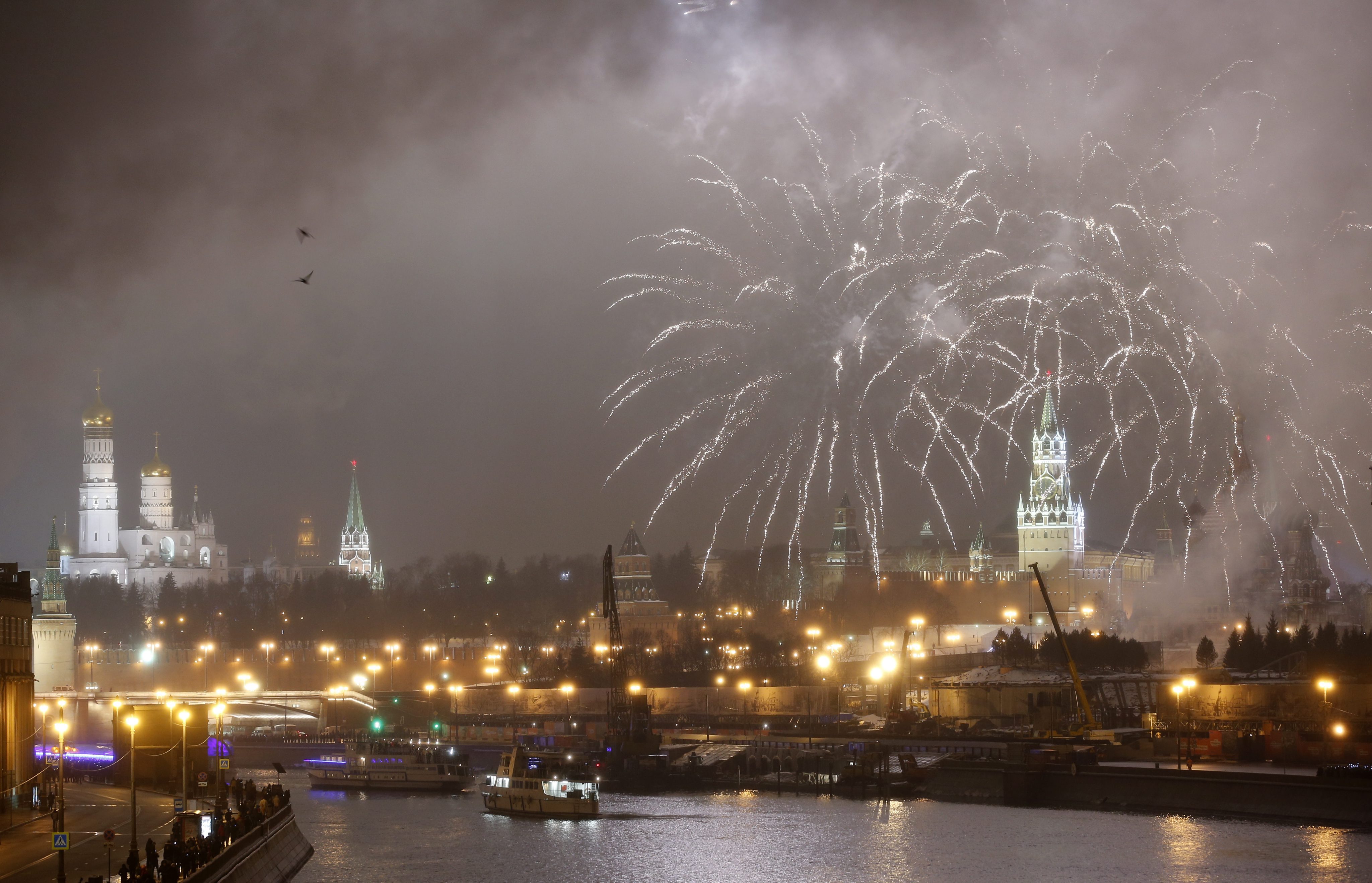 Русия също посрещна 2017-а с фойерверки над Червения площад.