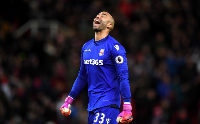 Вратарят на Стоук Сити Лий Грант е счупил китката си