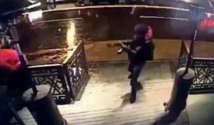 Охранителна камера е уловила влизането на атентатора в „Рейна“